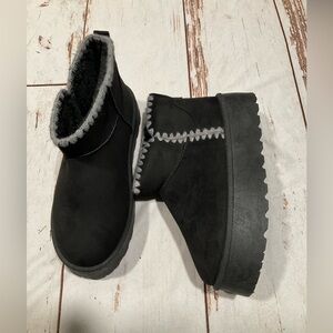 NWOT PAZZLE SLIP‎ ON SLIPPERS PLATFORM SOLE FAUX FUR LINING BOOTIES